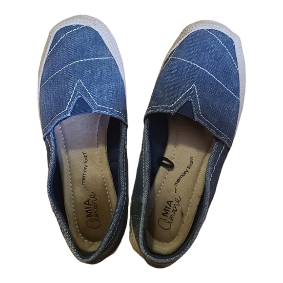Mia Amore, denim slip on shoes. SIZE 8. Man made. Beachy. Chic. Casual. - Picture 1 of 4